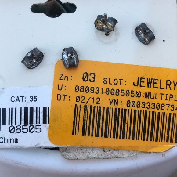 Bundle Lot 2 Metal Stud Earrings Heart Flower - Picture 4 of 4